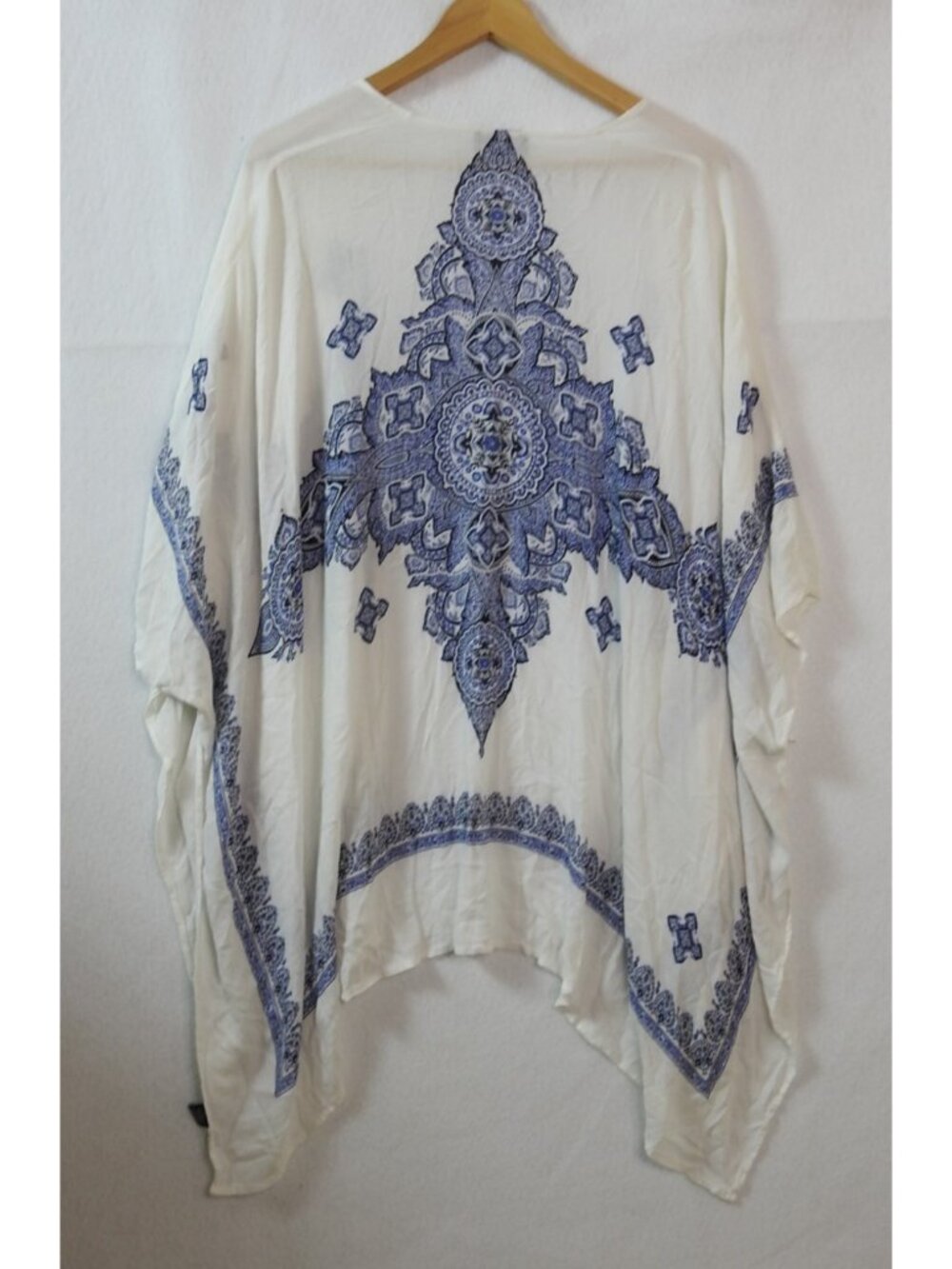 J For Justify White Blue Medallion Kimono Boho Festival Beach Cover Up OS - Picture 4 of 7